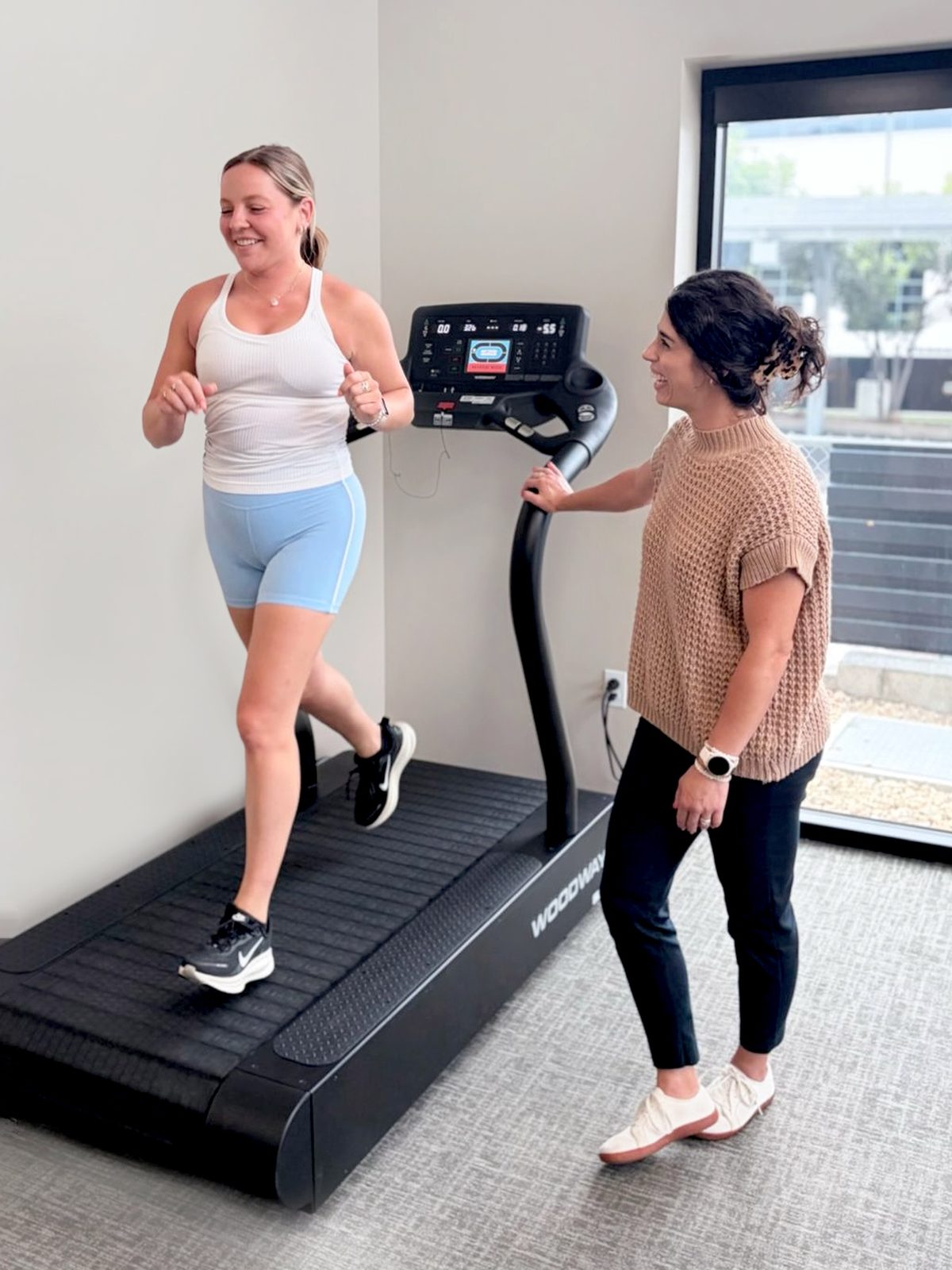 Dr. Allie Anady coaching a patient running on the treadmill during a one-on-one physical therapy evaluation at Evolve DPT in Carlsbad, CA